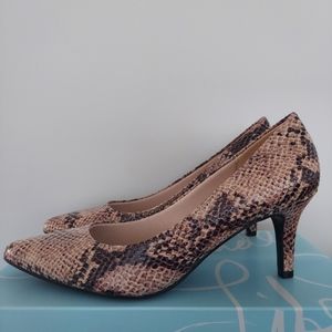 Life Stride Snakeskin pumps